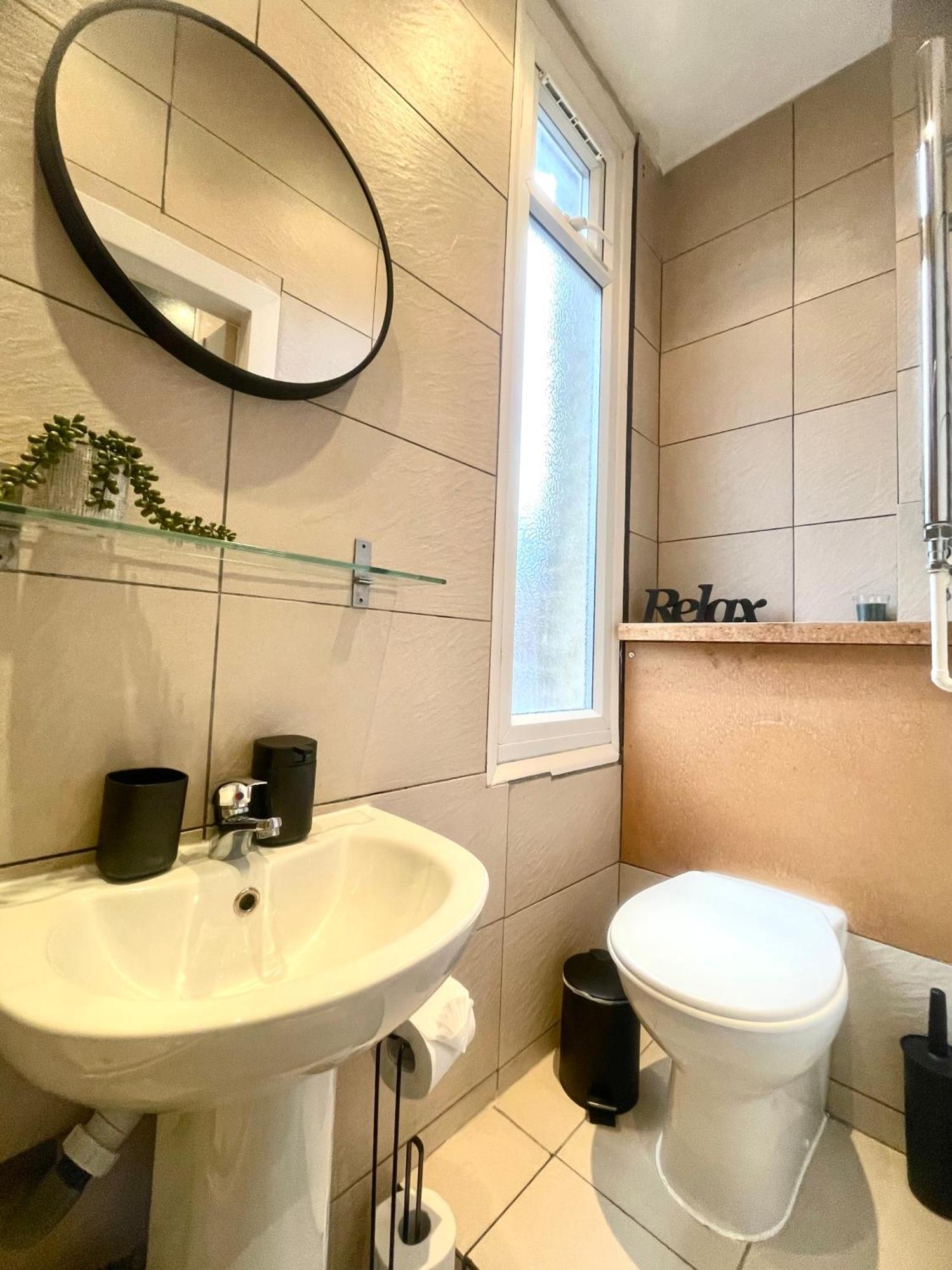 A Fantastic One Double Bedroom Flat Лондон