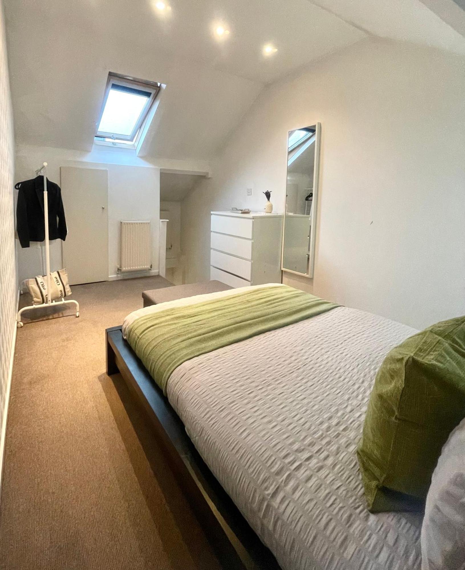Апартаменты A Fantastic One Double Bedroom Flat